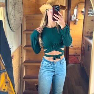 🌿 Trendy Wrap-Tie Green Long-Sleeve Crop Top 🌿